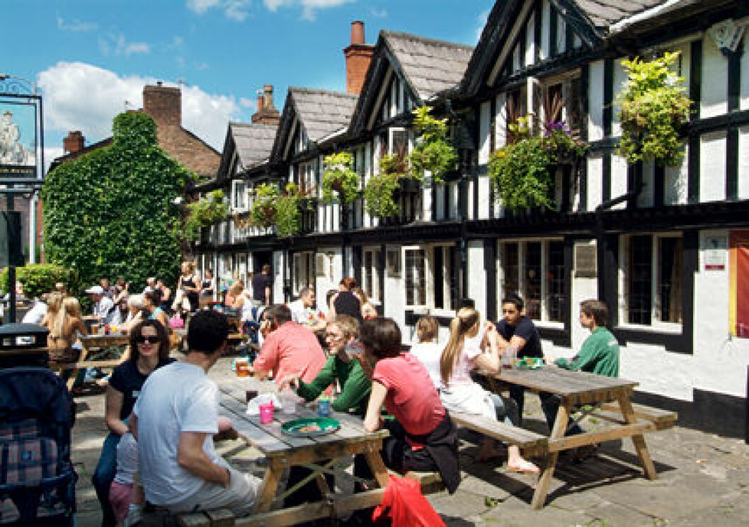 Uteservering på Horse Jockey pub Chorlton Manchester Lancashire UK