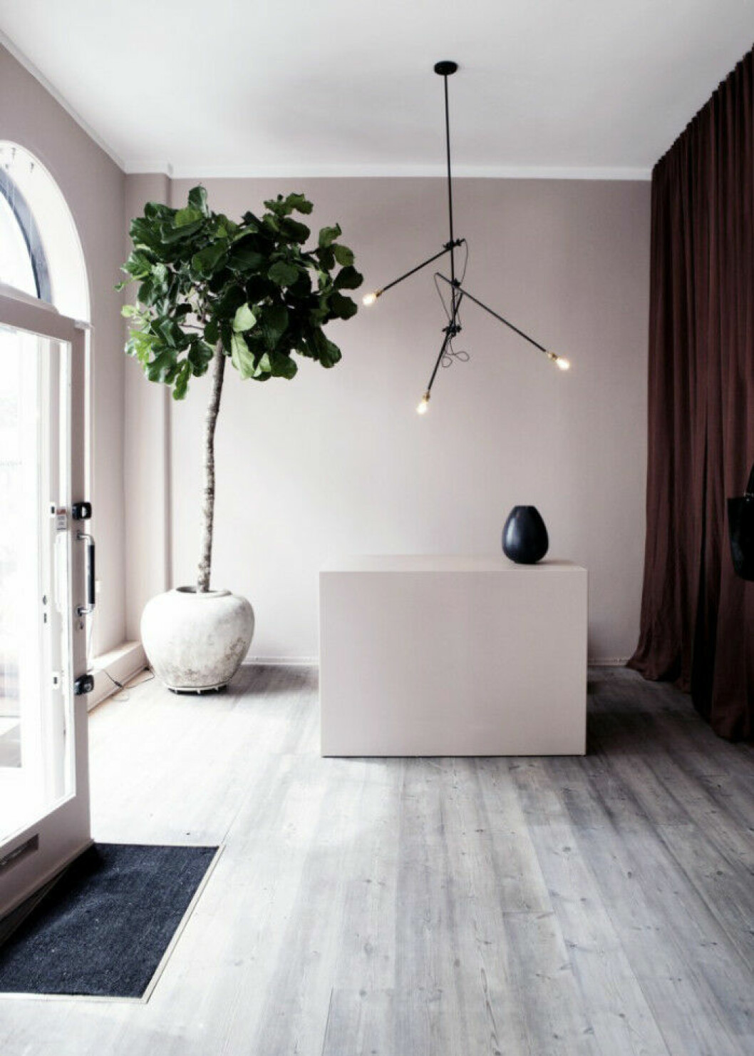 Via: <a href="http://www.remodelista.com/wp-content/uploads/2015/03/fields/Yvonne-Kone-boutique-Copenhagen-Line-Klein-Remodelista-7_0-720x1007.jpg" target="_blank" rel="noopener">Remodelista</a> 26. farg
