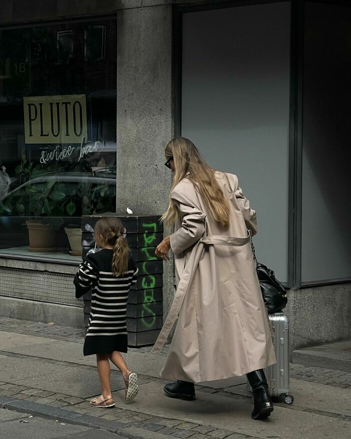 Para ihop med en regntålig trenchcoat för en perfekt höst-look när regniga dagar gör entré. Danska Mathilde Gøhler står för stilinspirationen! Para ihop med en regntålig trenchcoat för en perfekt höst-look när regniga dagar gör entré. Danska Mathilde Gøhler står för stilinspirationen!