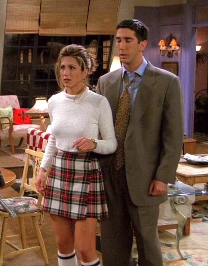 Rachel Green i en rutig kjol och höga vita strumpor