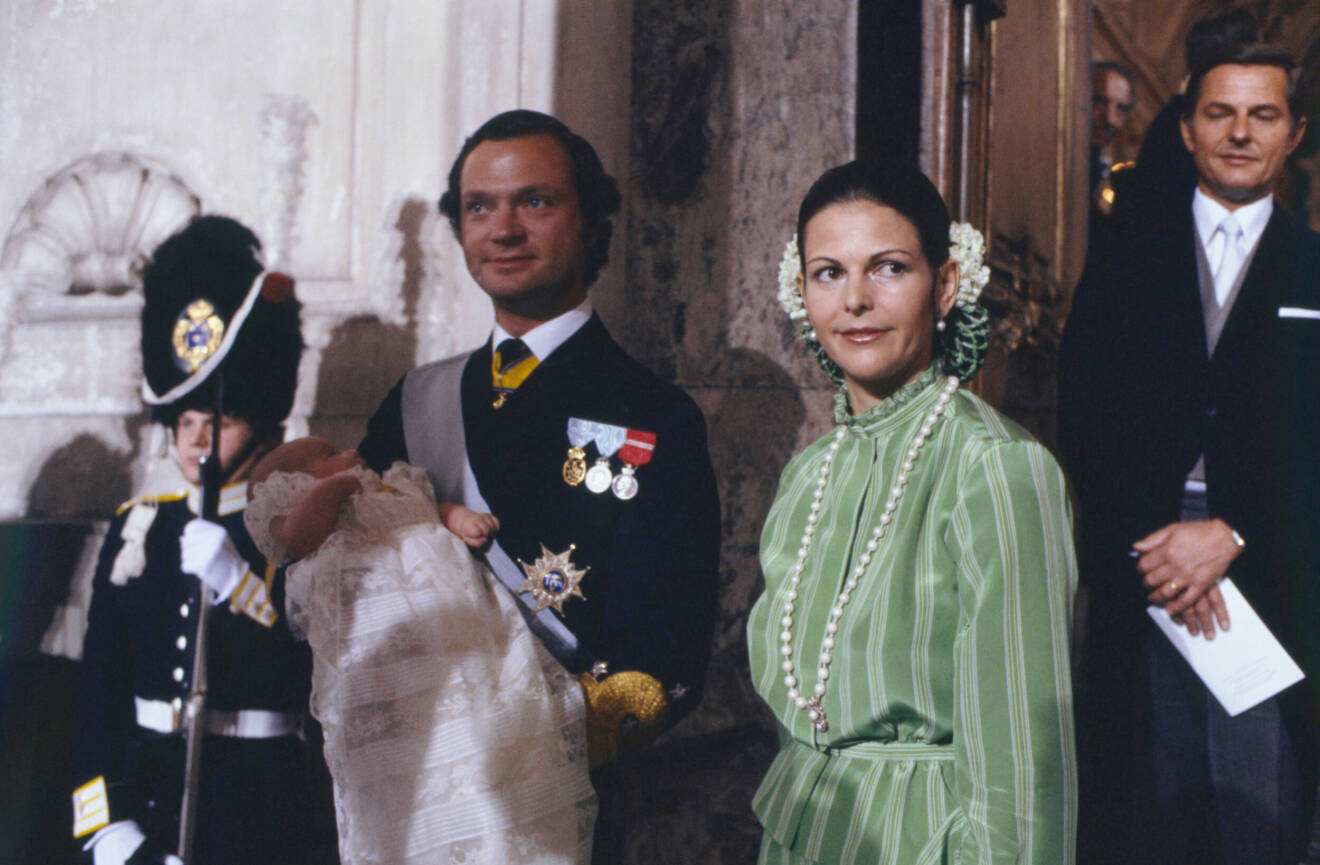 Drottning Silvia i grön klänning vid kronprinsessan Victorias dop.