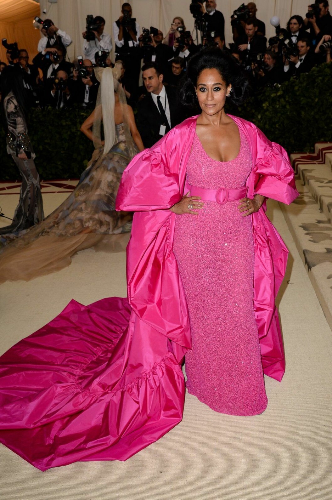 Tracee Ellis Ross i chockrosa klänning med släp.