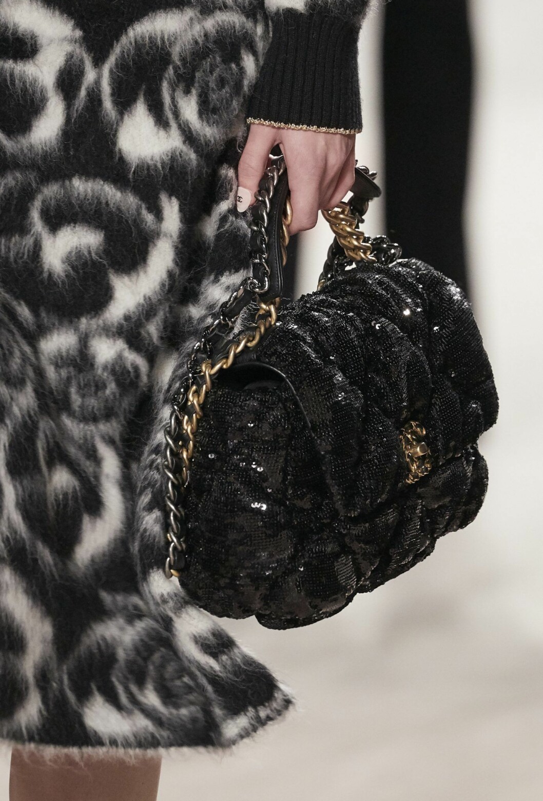 The Chanel 19 visades fram under Virginie Viards första Chanel Métiers d’Art-kollektion