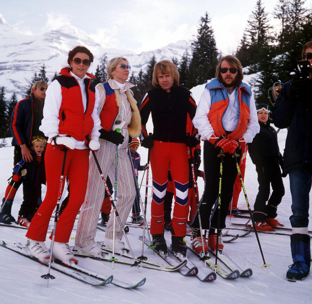ABBA i röda skidkläder.