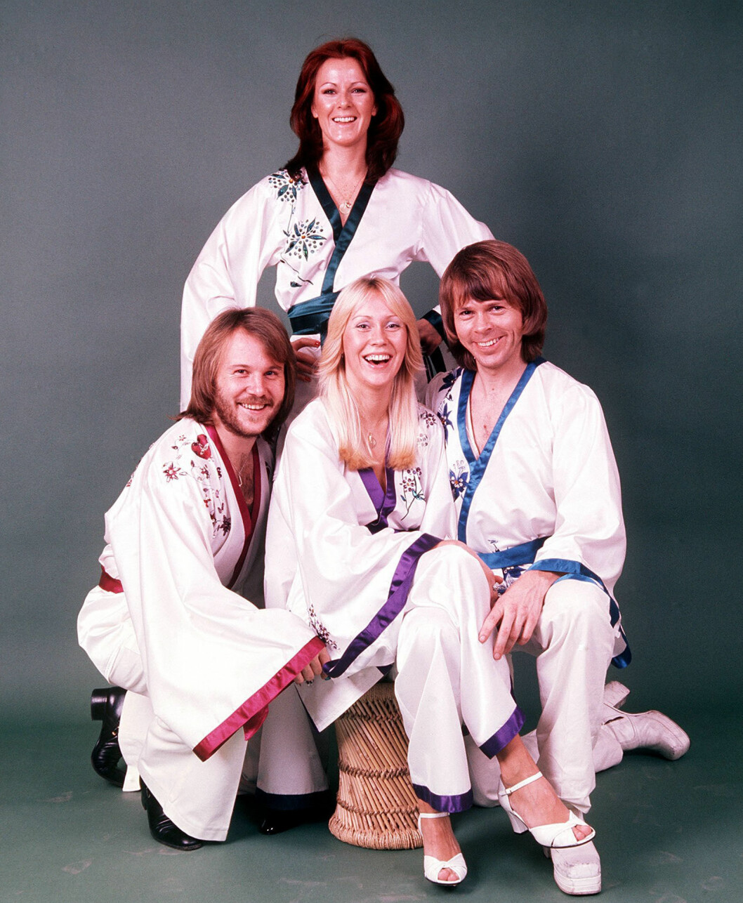 ABBA i helvita dräkter.