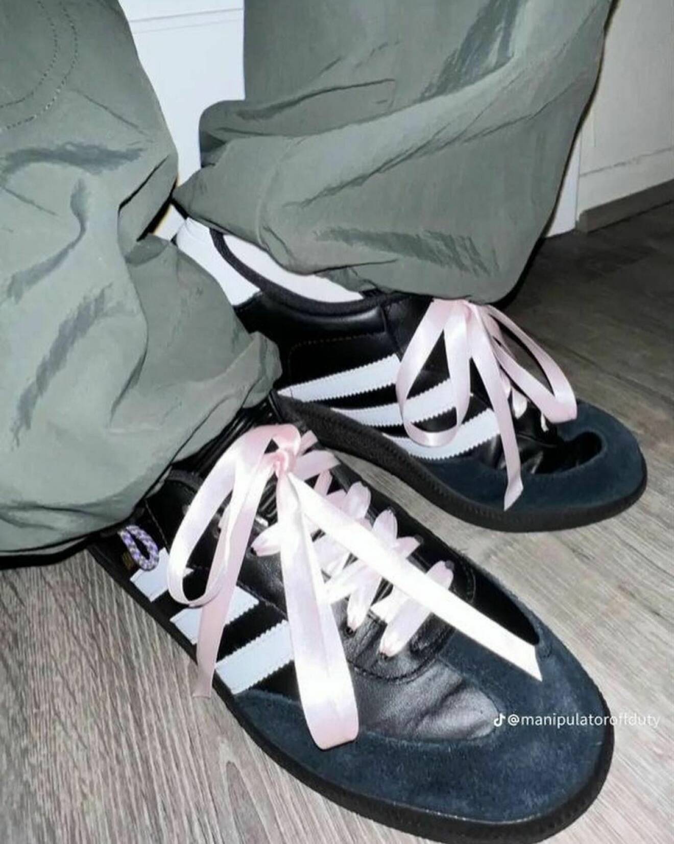 Träningskor med rosa band istället för vanliga skosnören är ett sätt att anamma blokette stilen.