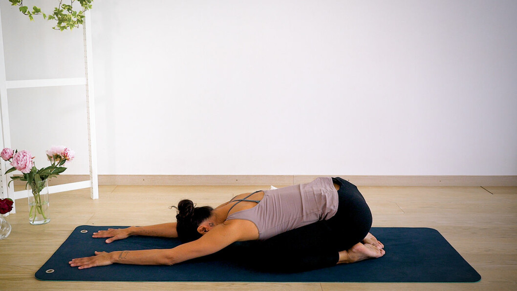 Johanna Ljunggren gör yogapositionen barnet
