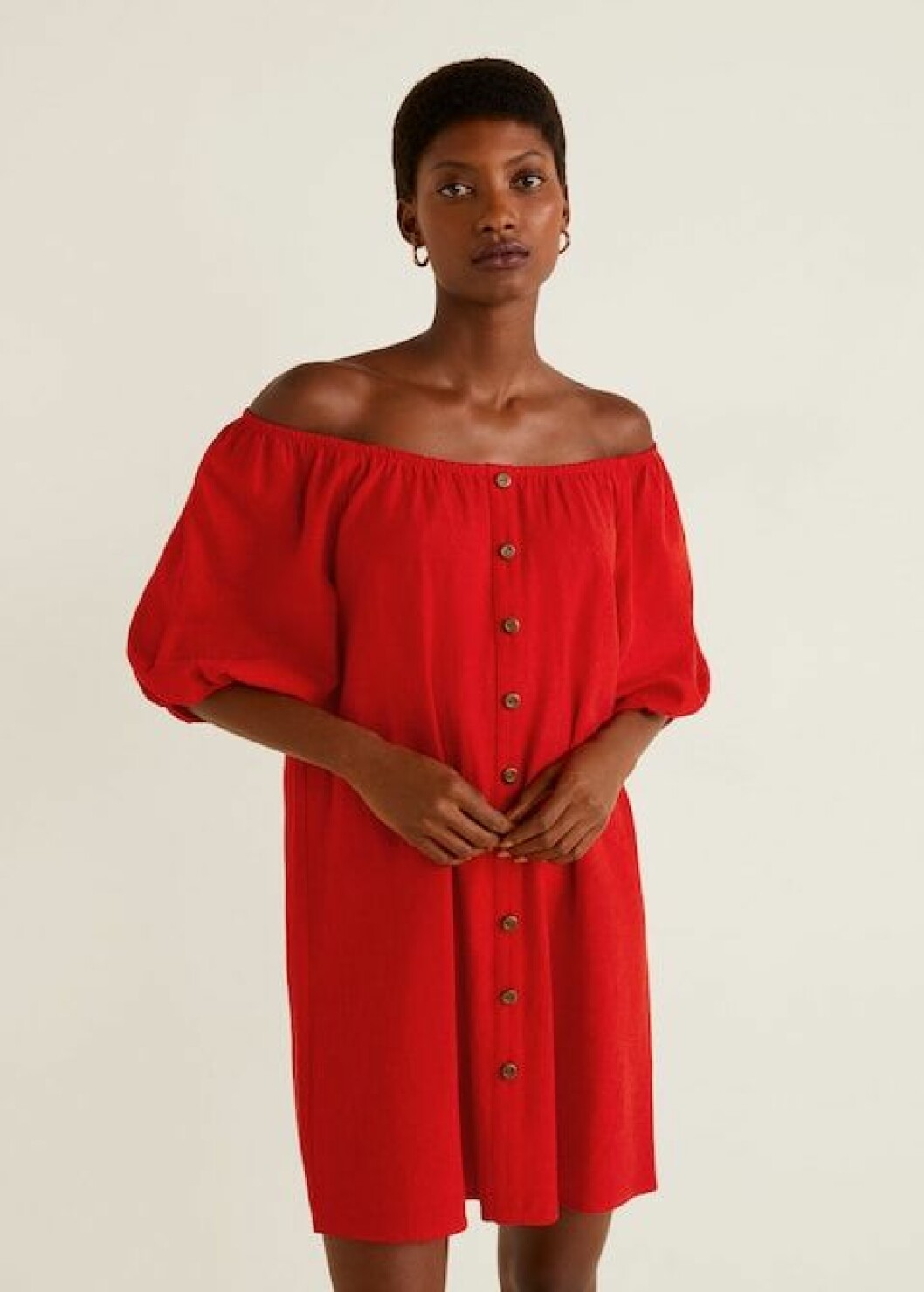 Röd off-shoulder klänning med puffärmar och knappar från Mango. Här kan du shoppa klänningen!