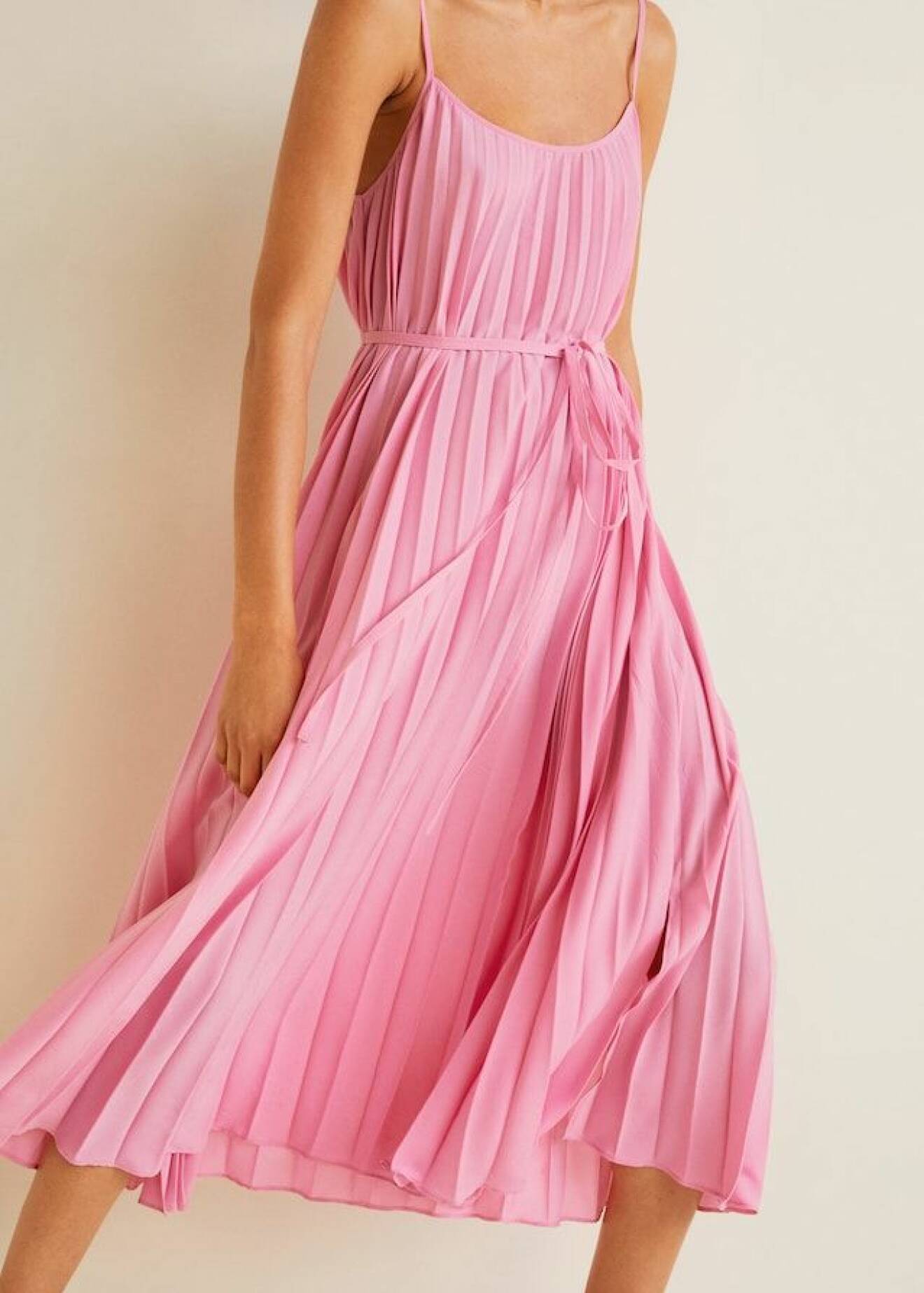 Rosa plisserad klänning från Mango. Här kan du shoppa klänningen!