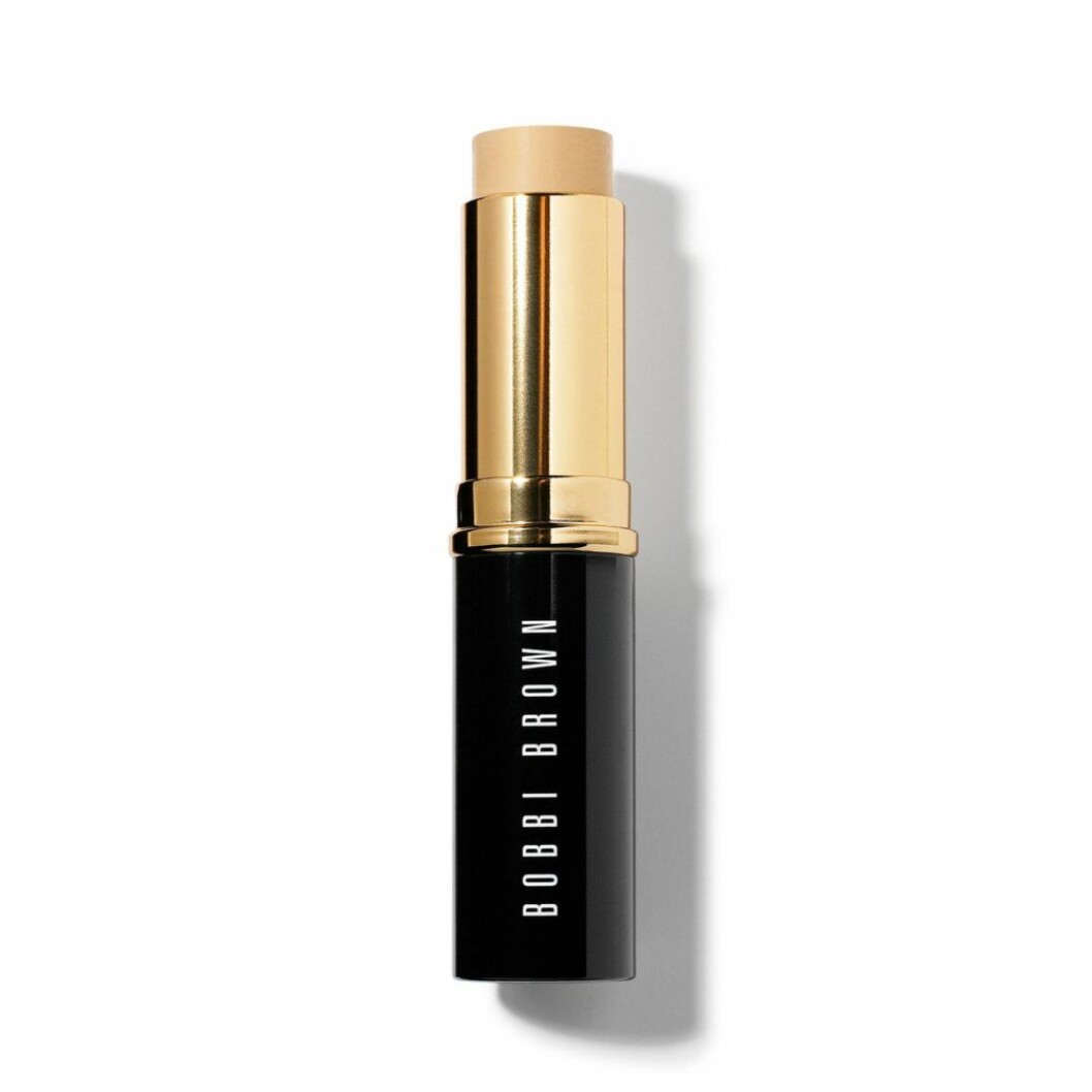 Foundationstift som fungerar lika bra som en täckande concealer från Bobbi Brown, finns i 134 nyanser.