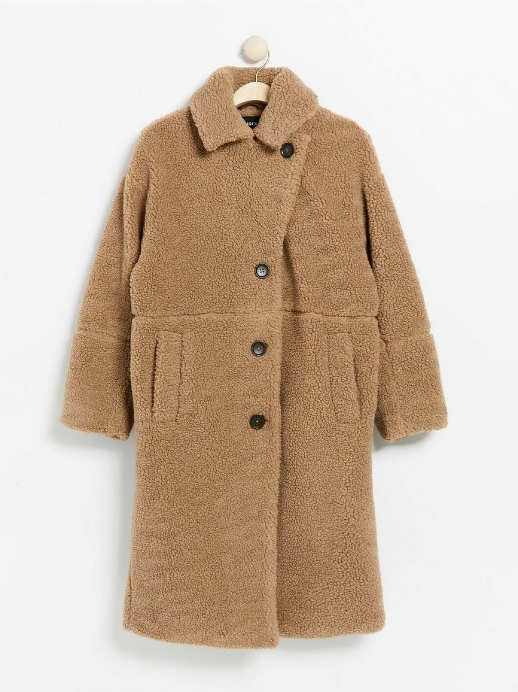 Teddykappa i fin nyans av mörk beige från Lindex.