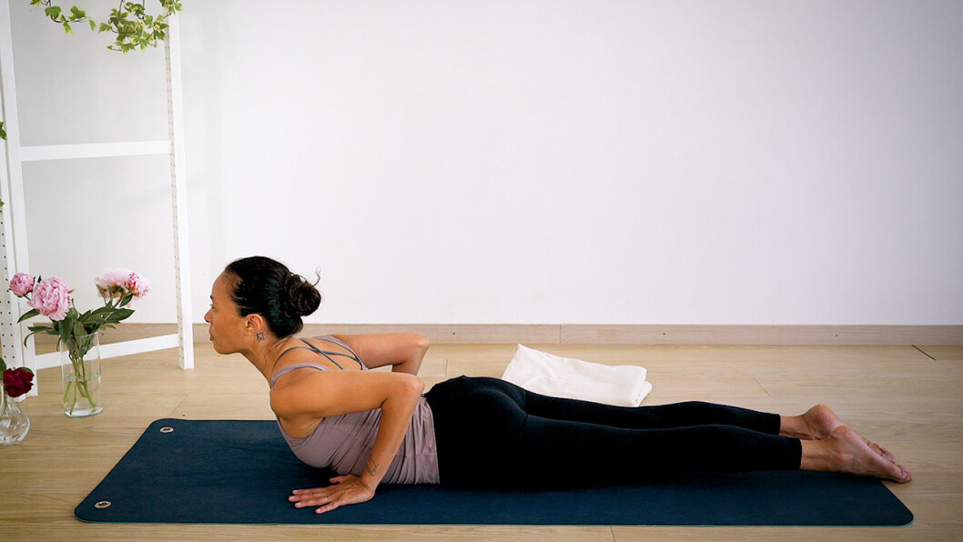 Johanna Ljunggren gör yogapositionen minikobra