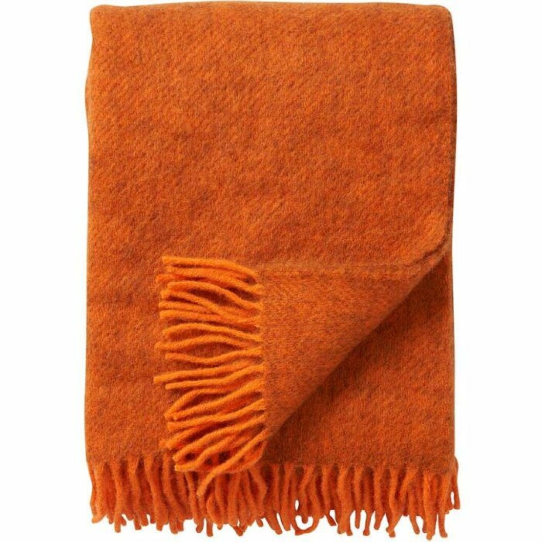 Orange pläd i 100 % gotlandsull från Klippan Yllefabrik med designad av Birgitta Bengtsson Björk.