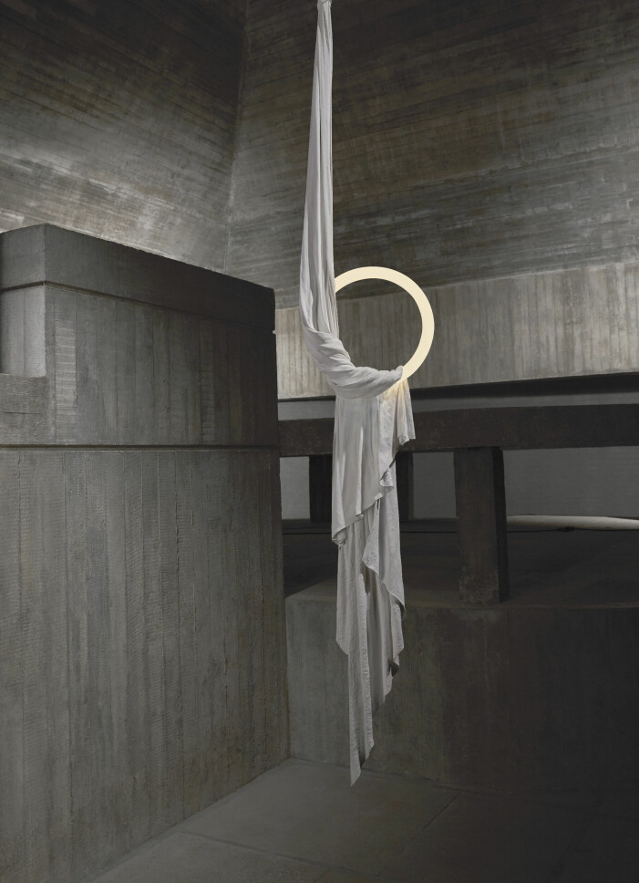 Lee Brooms Art pieces, kommer i en limiterad upplaga om 15 ex av varje. Requiem Hoops tygliknande drapering är gjord av gips! Lee Brooms Art pieces, kommer i en limiterad upplaga om 15 ex av varje. Requiem Hoop.