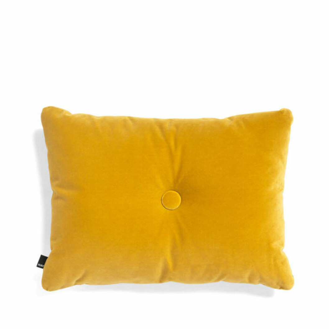 Designklassikern Dot Cushion från Hay med velour tyg i den energigivande nyansen solgul.