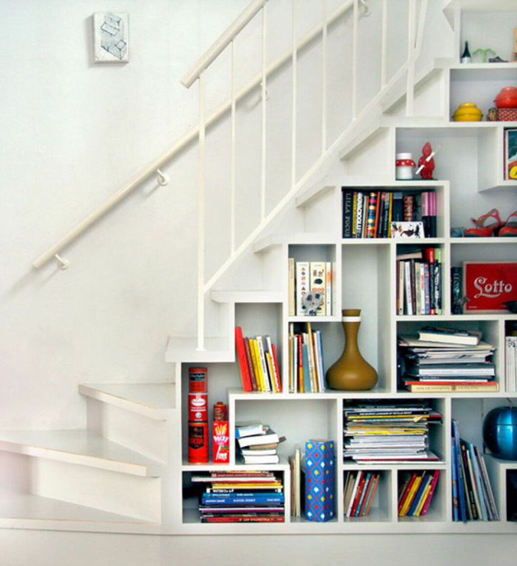 Foto: Notedlist.com Platsbyggd hylla under trapp