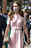 Kate i rosa klänning med midjeskärp.