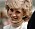 Närbild på Diana som bär ett långt pärlhalsband.