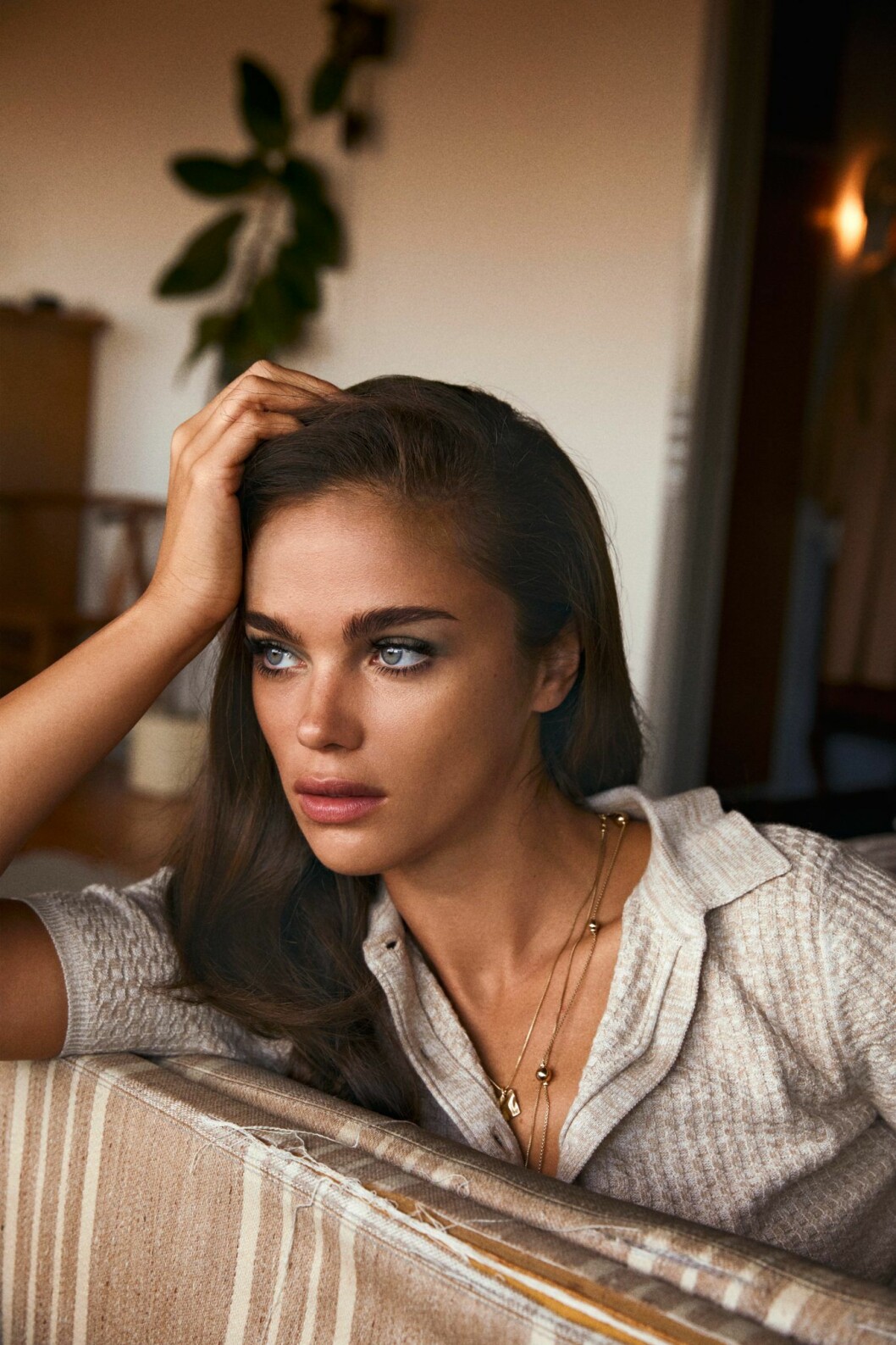 Tröja, 1 621 kr, Sand Copenhagen. Halsband, 300 kr, halsband med kulor, 444 kr, och halsband med berlocker, 370 kr, allt Pilgrim. Beige tröja från Sand Copenhagen, 70-talet är en stor trend 2020