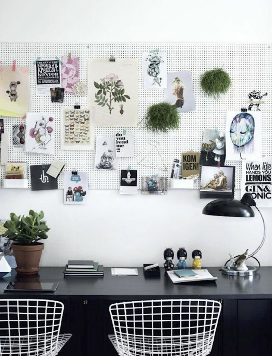 Foto: <a href="http://www.femina.dk/bolig/boligreportager/bolig-indrettet-med-print-palmer-og-planter#billede-6">Femina.dk</a> Fotovägg ovanför skrivbord