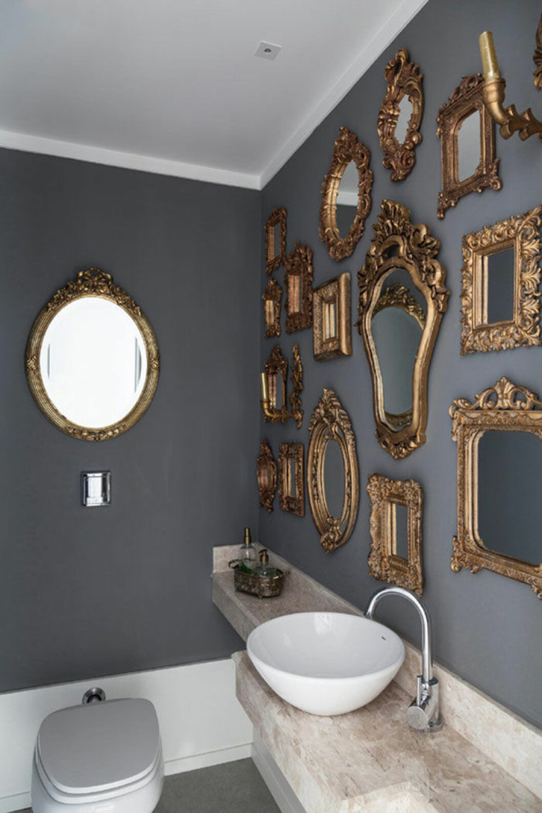 Foto: <a href="http://www.homedit.com/an-apartment-in-brazil-defined-by-luxury-and-eclecticism/">Homedit.com</a> Guldiga speglar