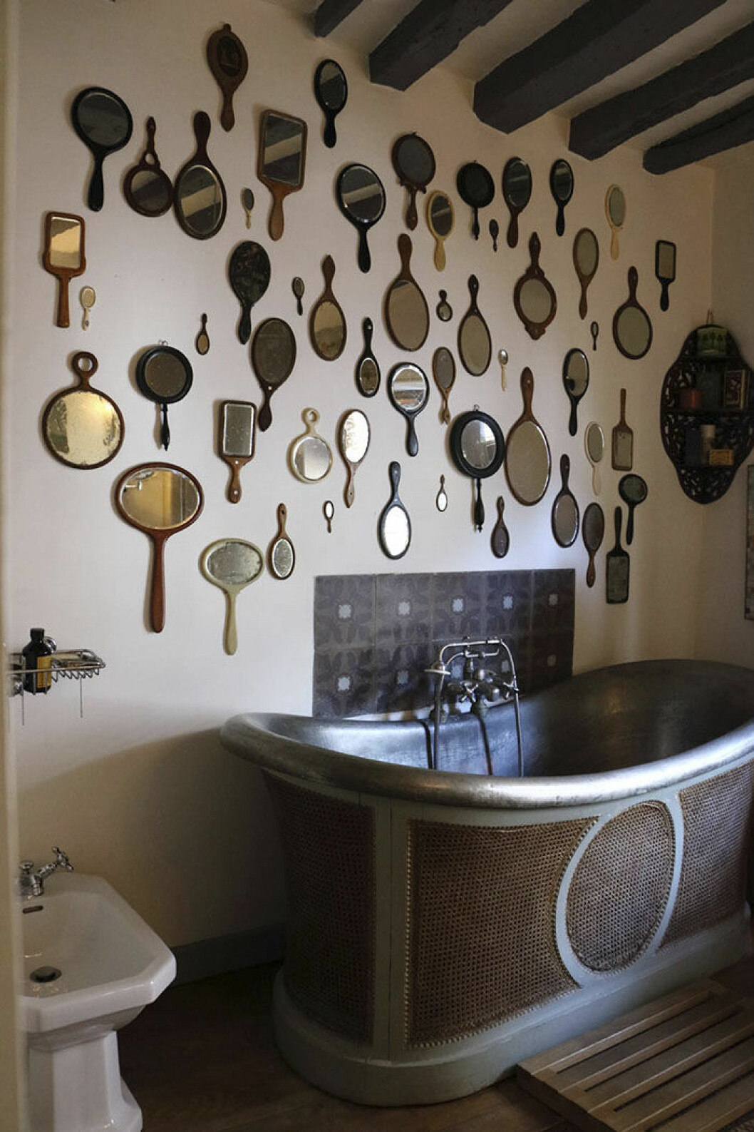 Foto: <a href="http://www.milkdecoration.com/chiner-chez-marion-held-javal/">Milkdecoration.com</a> Handspeglar på vägg i badrum