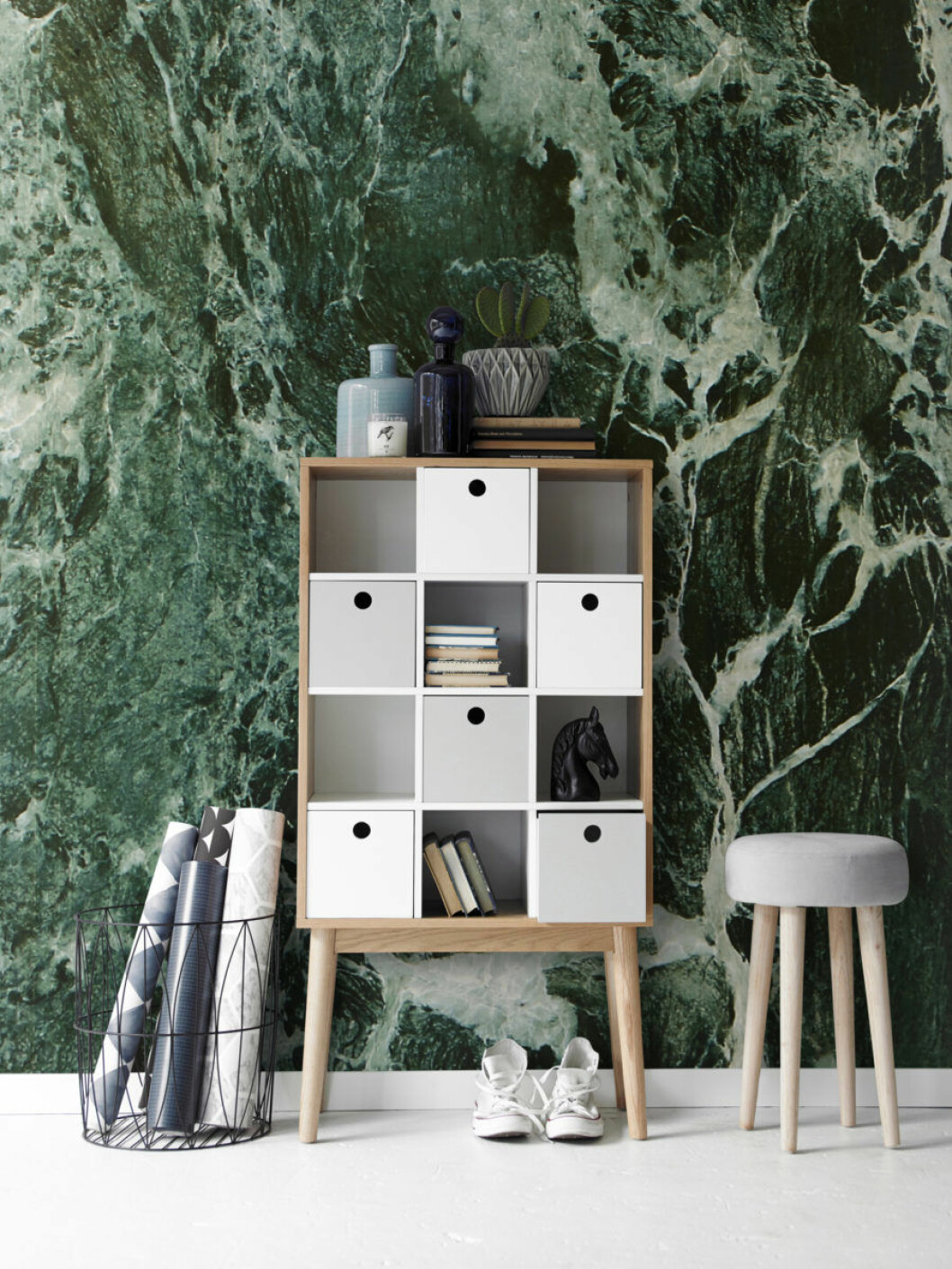 79-0832 496677 FONDTAPET GRÖN Grön HEMTEXTIL Wallpaper by ellos YASUKO FONDTAPET Fondtapet Yasuko Bredd 180 cm och höjd 270 cm. Man sätter ihop 4 st våder på bredden. Går ej att repetera. Material Non-woven. Made in Sweden. Non woventapeter gör tapetseringen enklare genom att du stryker limmet direkt på väggen och sedan sätter upp tapeten. Ett vävlim skall användas, eftersom ett vanligt tapetlim är gjort för papptapeter. Här på Ellos kan du köpa ett perfekt matchande vävlim!