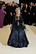 Madonna i svart långklänning och krona.