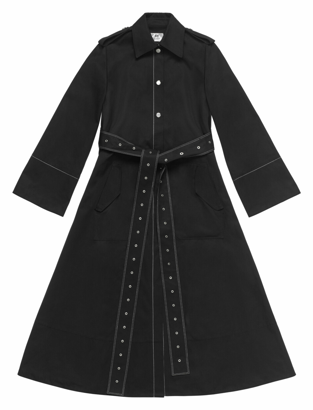 Voluminöst, snyggt och någonting utöver det vanliga. Här är kappan som drar till sig all uppmärksamhet! Svart kappa med detaljer från H&M Studio våren 2018
