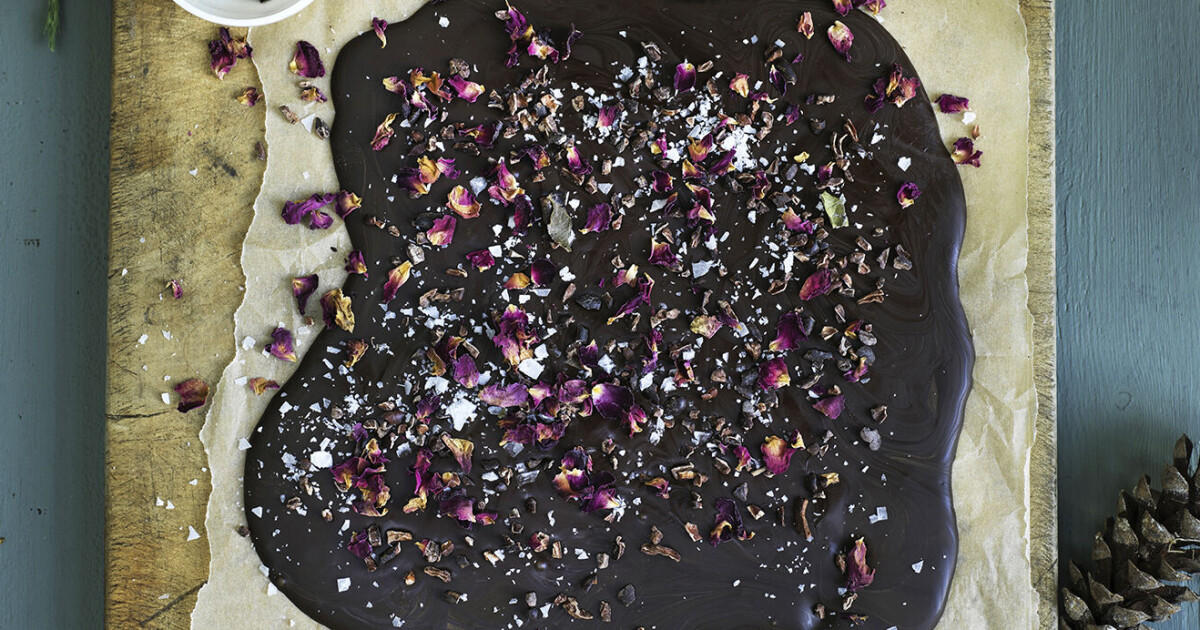 Vandre Rosenblad Chokladbräck med flingsalt och rosenblad – enkelt recept | ELLE