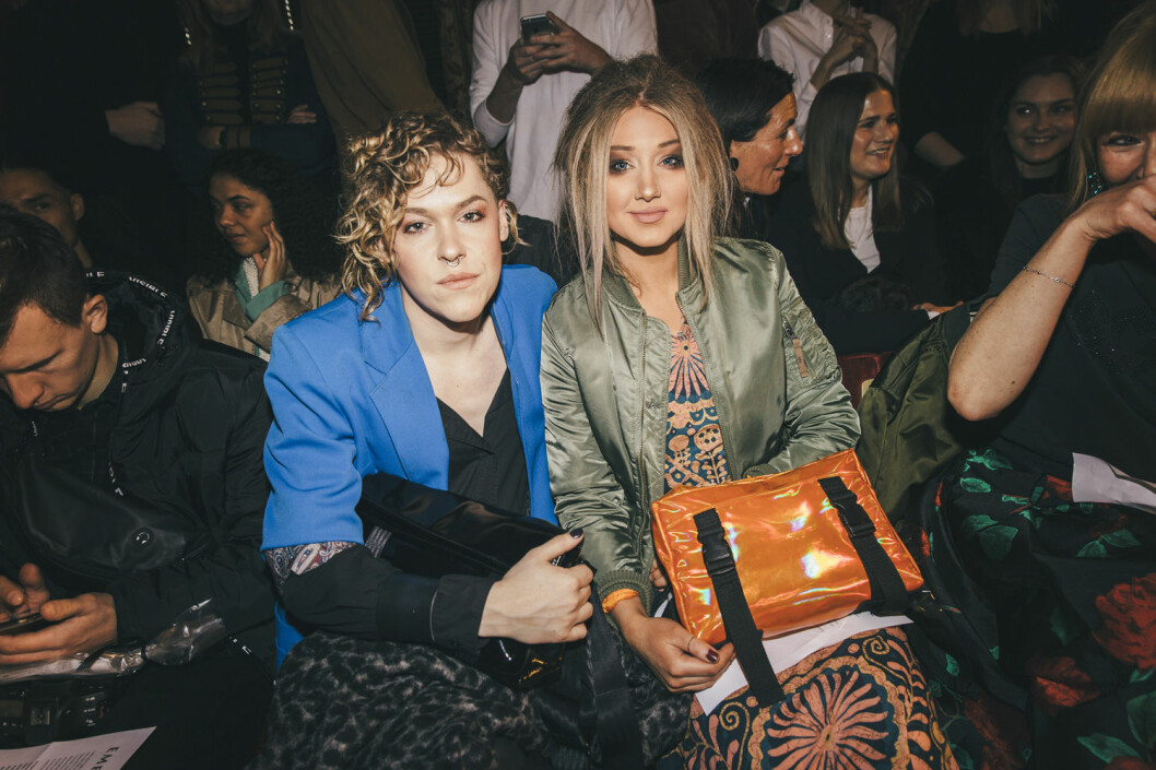 Saga Becker och Felicia Eriksson på Fashion Week. 
