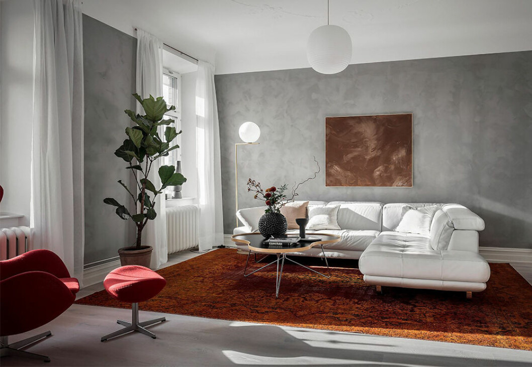 Röda färgklickar och vacker kalkfärg ger oss 90-tal i modern tappning.Foto: Anders Bergstedt Styling: Greydeco för <a href="https://www.instagram.com/alvhem/?hl=sv" target="_blank" rel="noopener">Alvhem</a>/mäklare: Åke Åkerman Kalkfärg på väggarna och en röd fåtölj ger 90-talskänsla i modern tappning