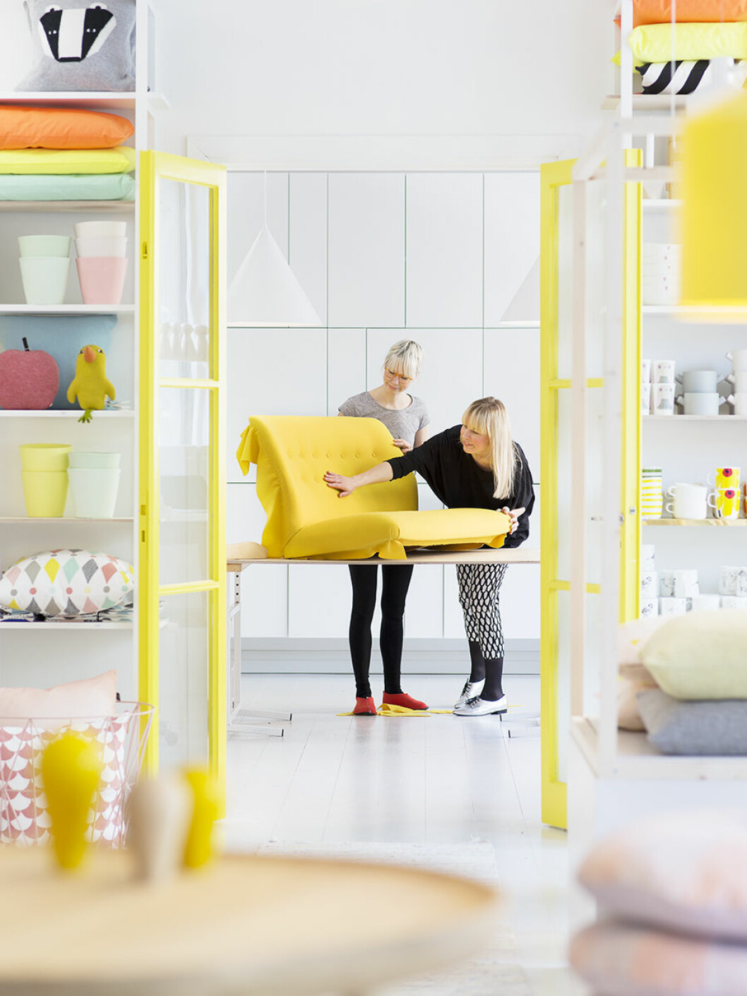 Att ta hjälp av en möbeltapetserare är inget konstigt tycker Camilla. Här tar hon hjälp av Mimmi Staaf. Foto: Frida Ström www.fridastrom.se