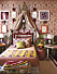 Maximalistiskt sovrum med färger, mönster och detaljer