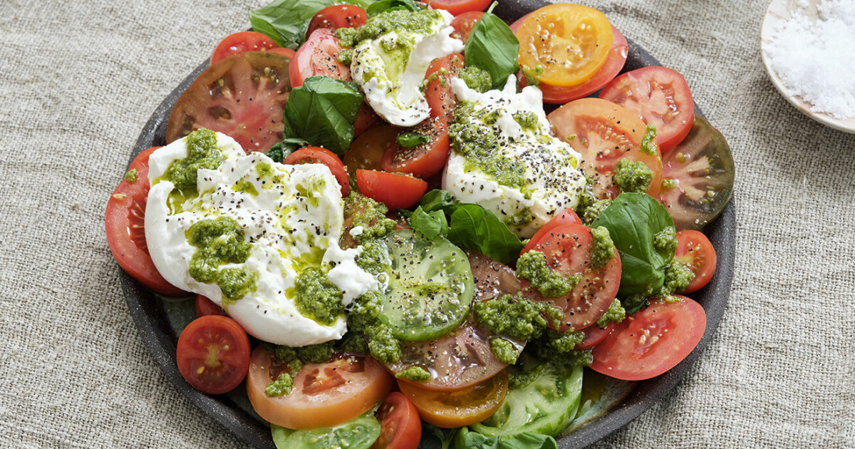 Snabb tomatsallad med burrata och pesto | ELLE