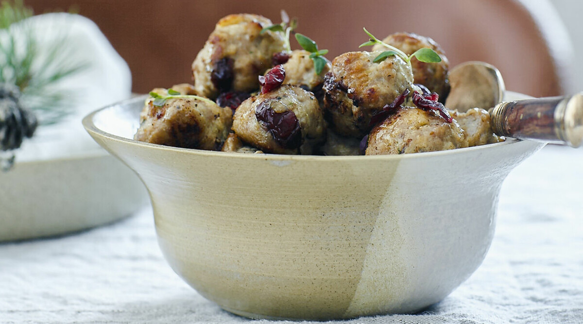 Köttbullar med rivet äpple och tranbär