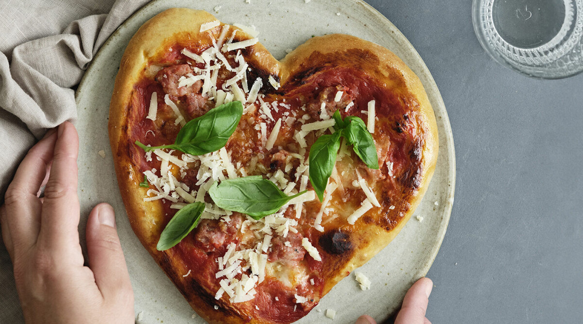 Pizza med salsiccia och buffelmozzarella