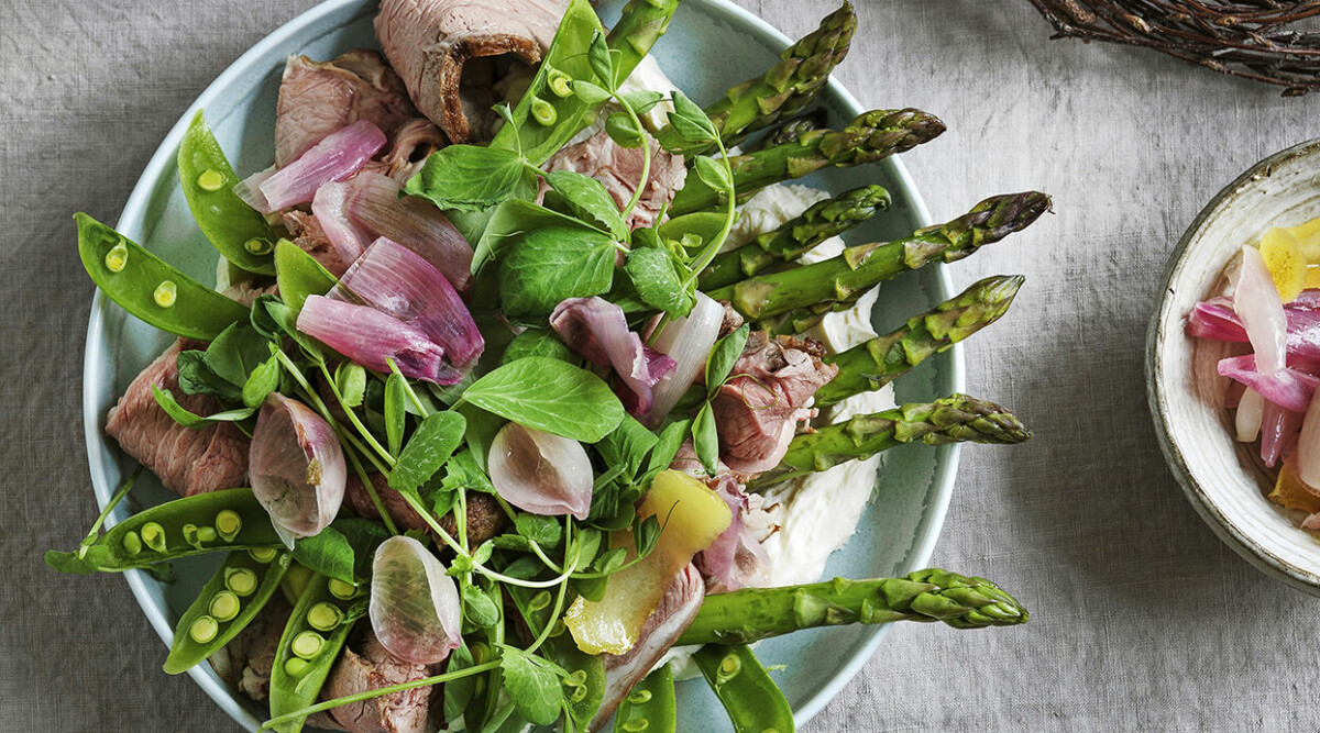 Sallad med rostbiff, sparris och picklad schalottenlök