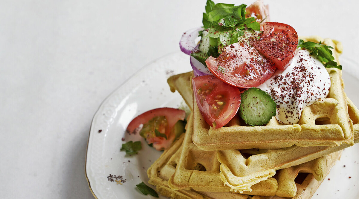 Kikärtsvåfflor med tomatsallad och sumak