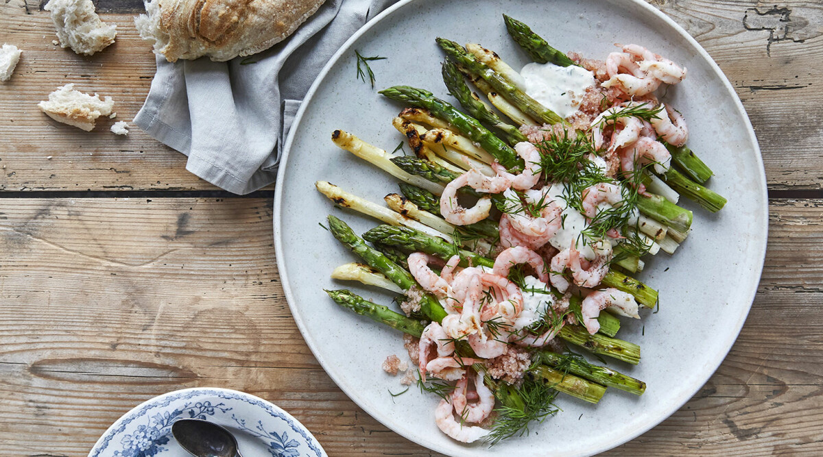 Grillad sparris med rom, räkor och dillkräm