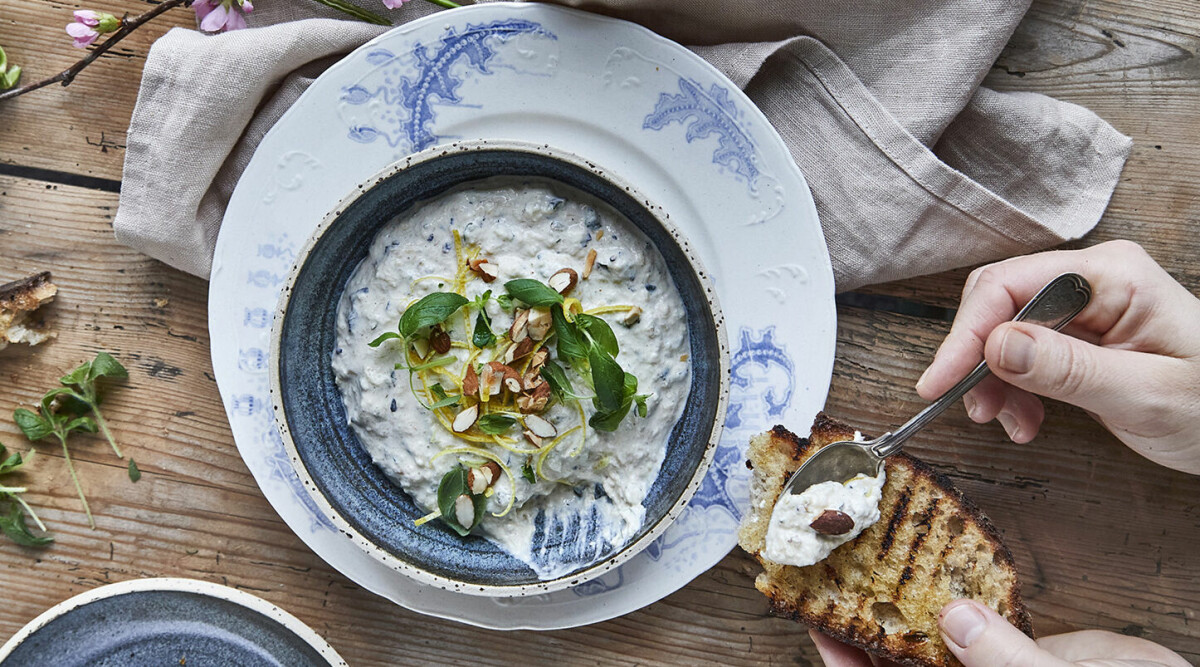 Zucchinikräm med mascarpone och rostade mandlar