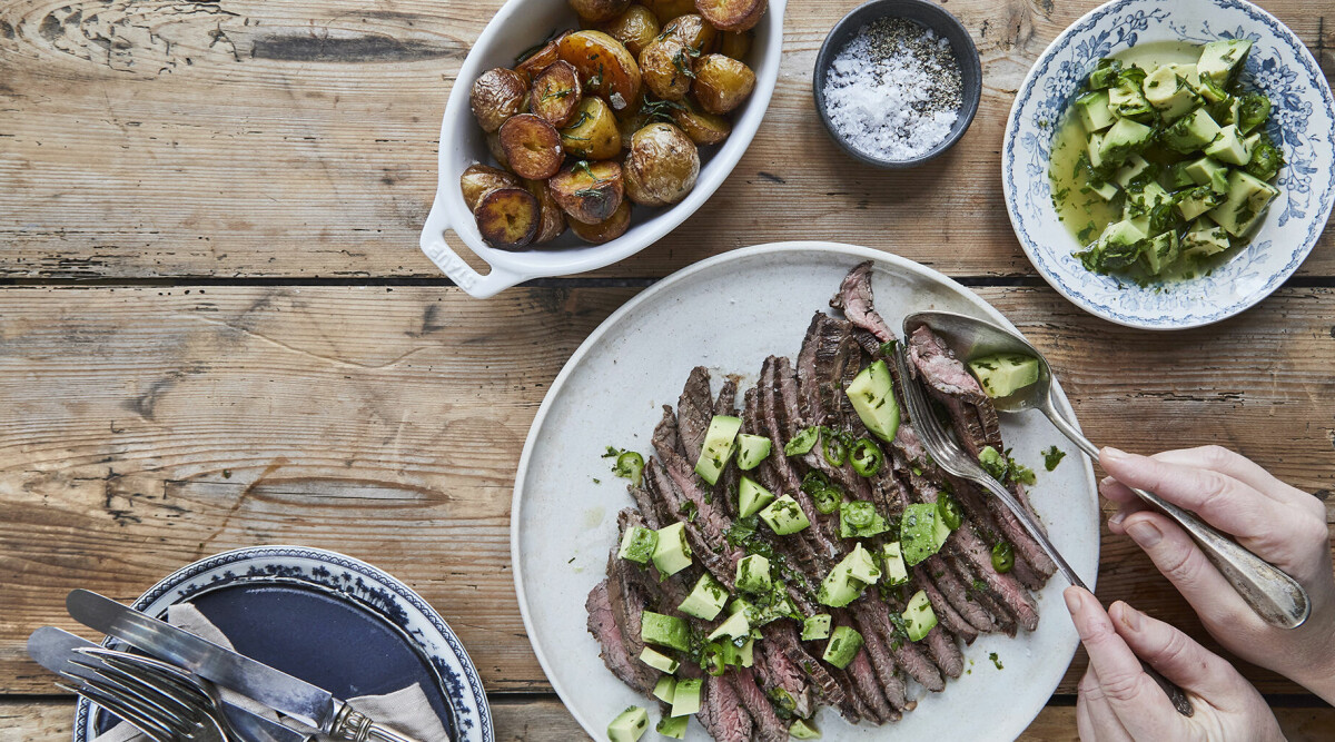 Flankstek med avokadovinägrett och rosmarinpotatis