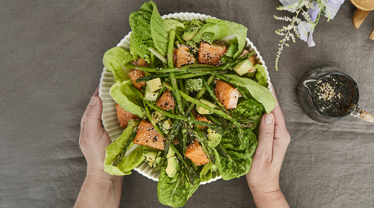 Sallad med lax, sparris och avokado