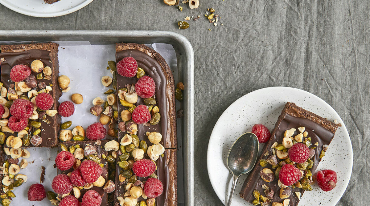 Brownie med nötter och hallon