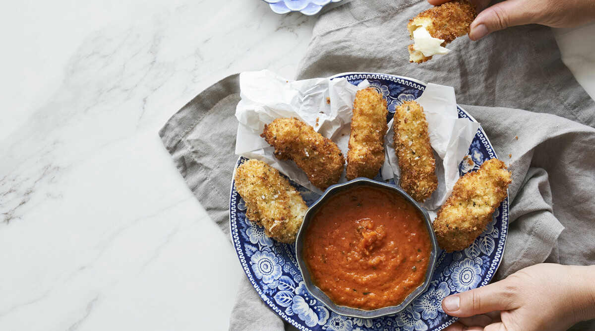 Mozzarellasticks med marinarasås