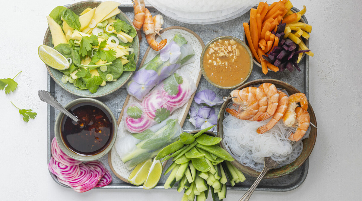 Färska vårrullar med mangosallad och räkor