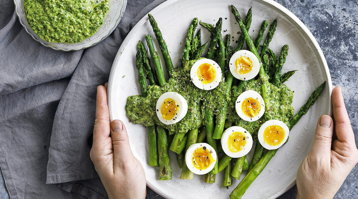 Sparris med krämiga ägg och salsa verde