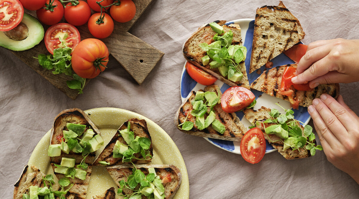 Grillat bröd med tomat och avokado