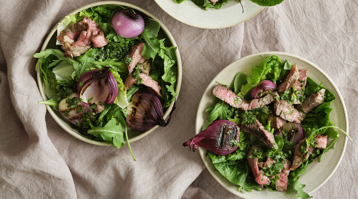 Biffsallad med grillad rödlök och koriander