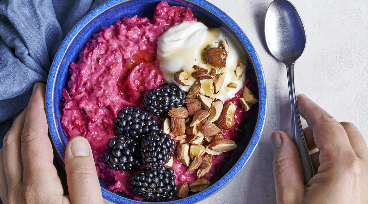 Rosa frukostskål med rödbeta, mandlar och björnbär